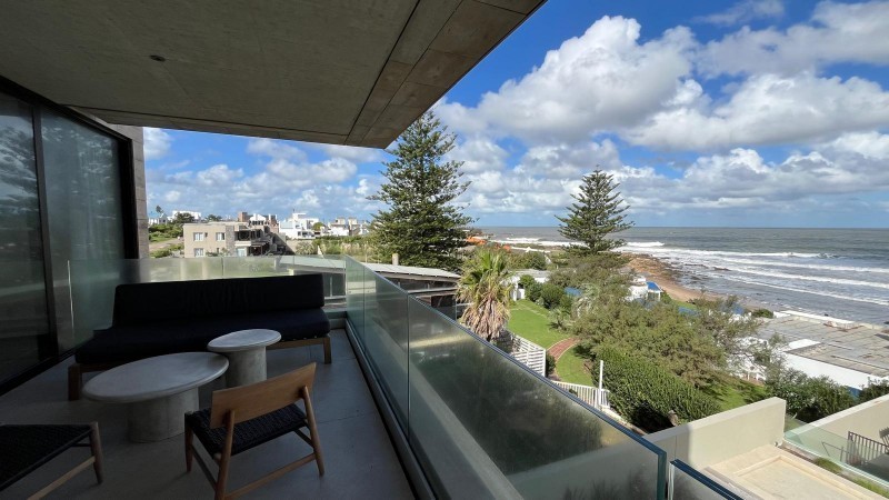 Departamento con tres suites en la Barra con vista al mar